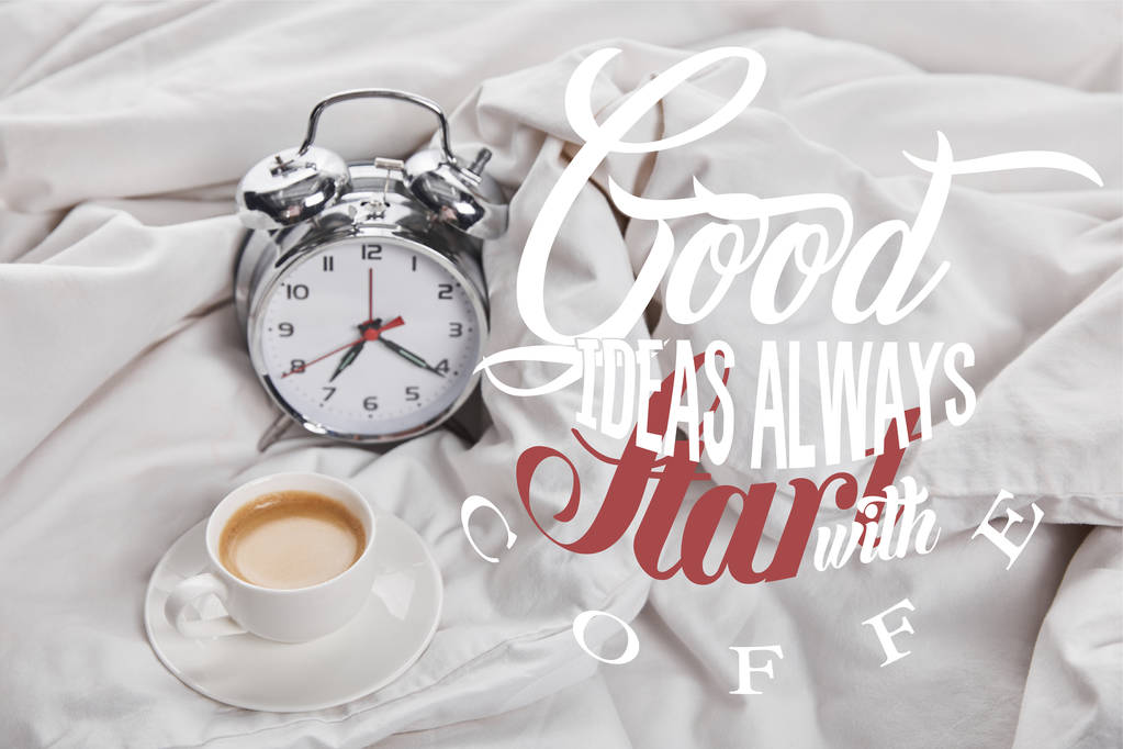 café na xícara branca no pires perto de relógio de alarme de prata na cama com boas ideias sempre começar com ilustração de café
 - Foto, Imagem