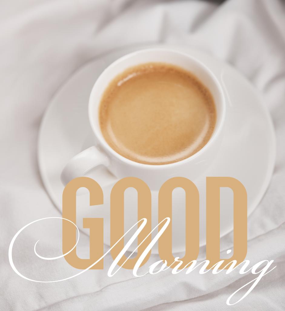 vista superior del café en taza blanca en platillo cerca de reloj despertador de plata en la ropa de cama con buena ilustración mañana
  - Foto, imagen