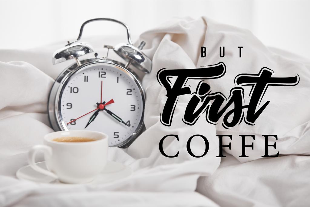 白い毛布で銀の目覚まし時計の近くに受け皿の白いカップでコーヒーが、最初のコーヒーのイラスト - 写真・画像