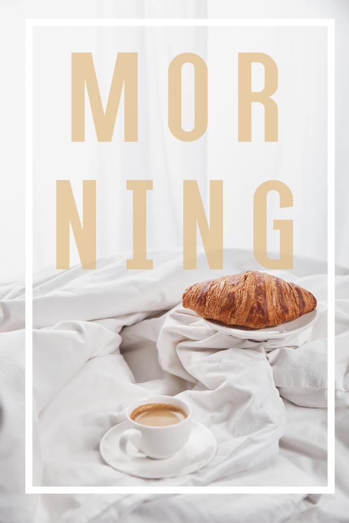 свіжий круасан на тарілці біля кави в білій чашці на блюдці в ліжку з ранковою ілюстрацією
 - Фото, зображення