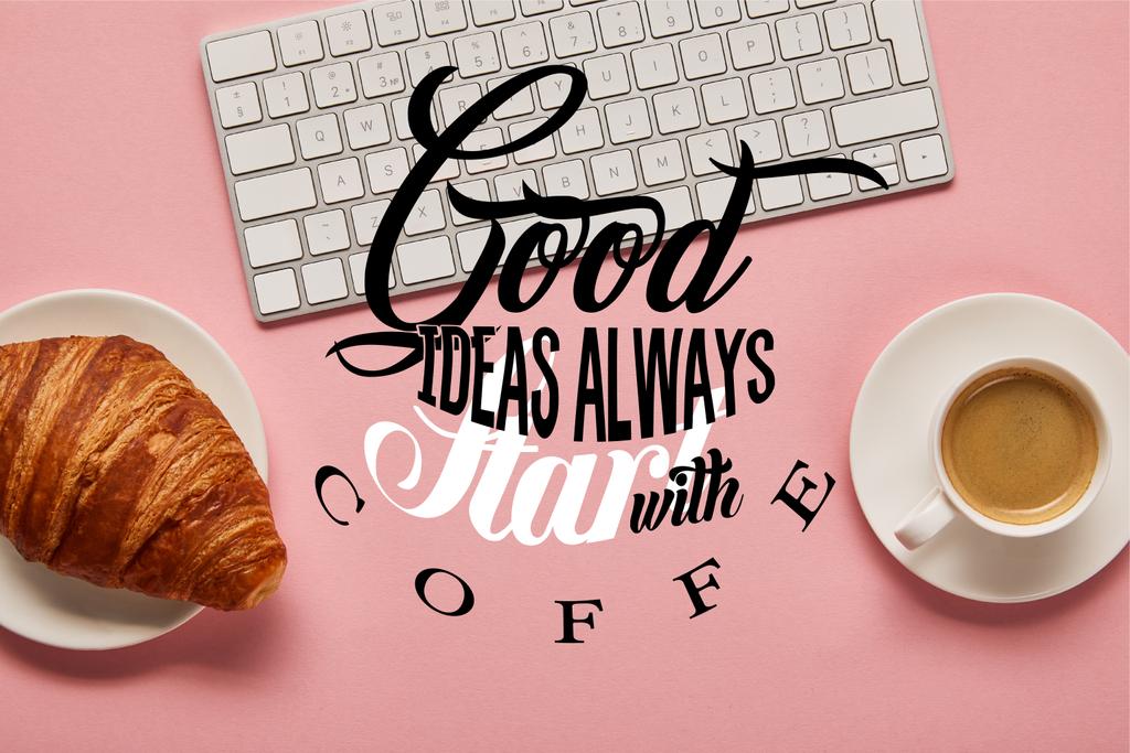bovenaanzicht van computer toetsenbord in de buurt van koffie en croissant op roze achtergrond met goede ideeën altijd beginnen met koffie illustratie - Foto, afbeelding