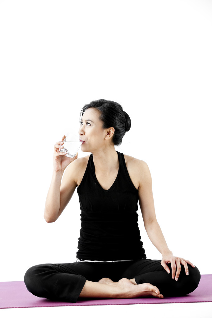 Спортивна жінка п'є воду
 - Фото, зображення