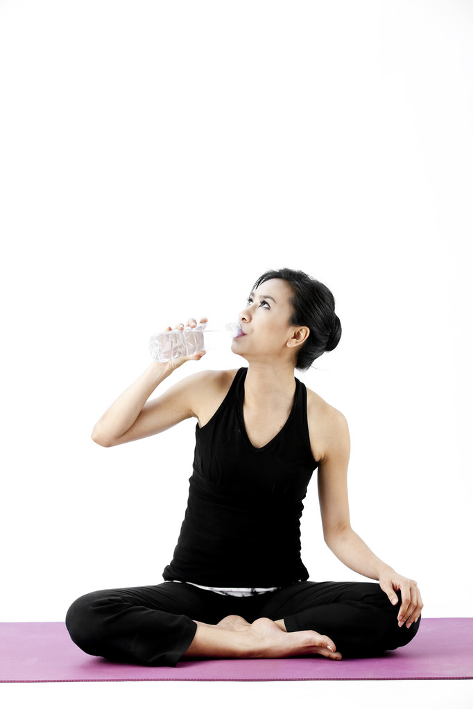 Femme sportive boit de l'eau - Photo, image