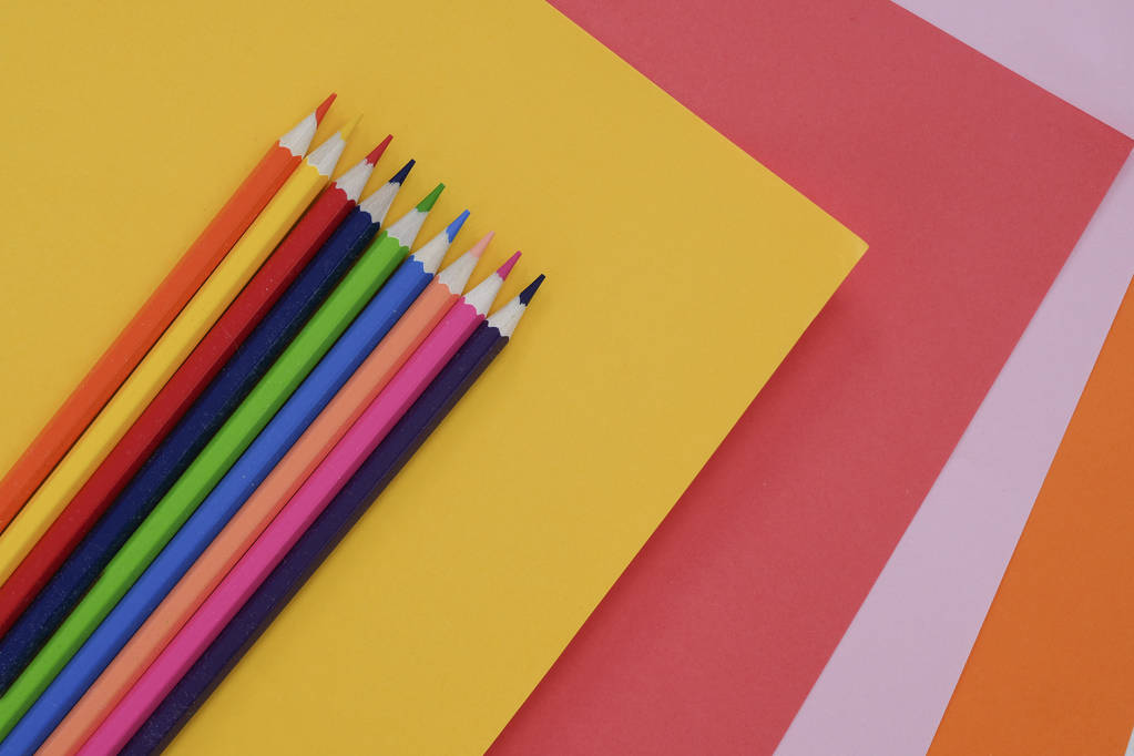 Fond abstrait en papier géométrique avec crayons de couleur. Concept scolaire et éducatif
. - Photo, image