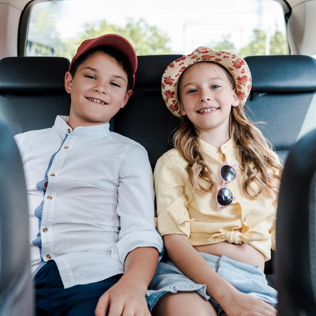 valikoiva painopiste positiivinen sisko ja veli istuu autossa
  - Valokuva, kuva