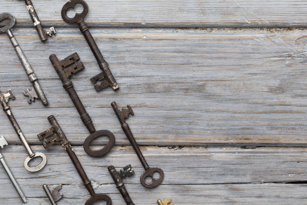 Oldtimer altmodische Schlüssel auf rustikalem Holzgrund. Sicherheitskonzept - Foto, Bild