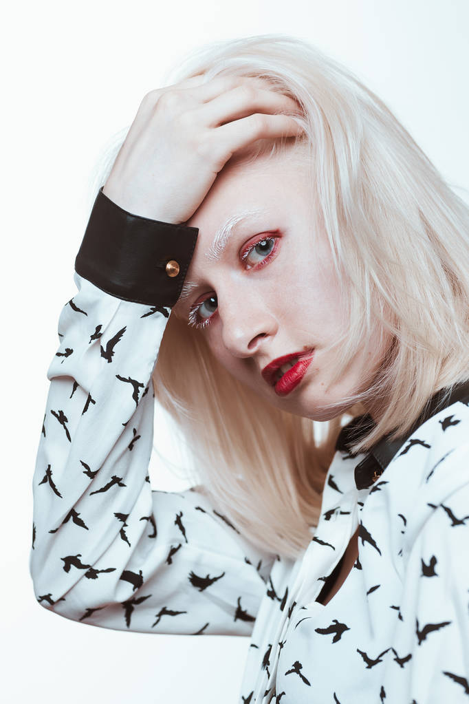 Porträt blonde Albino-Mädchen im Studio auf weißem Hintergrund - Foto, Bild