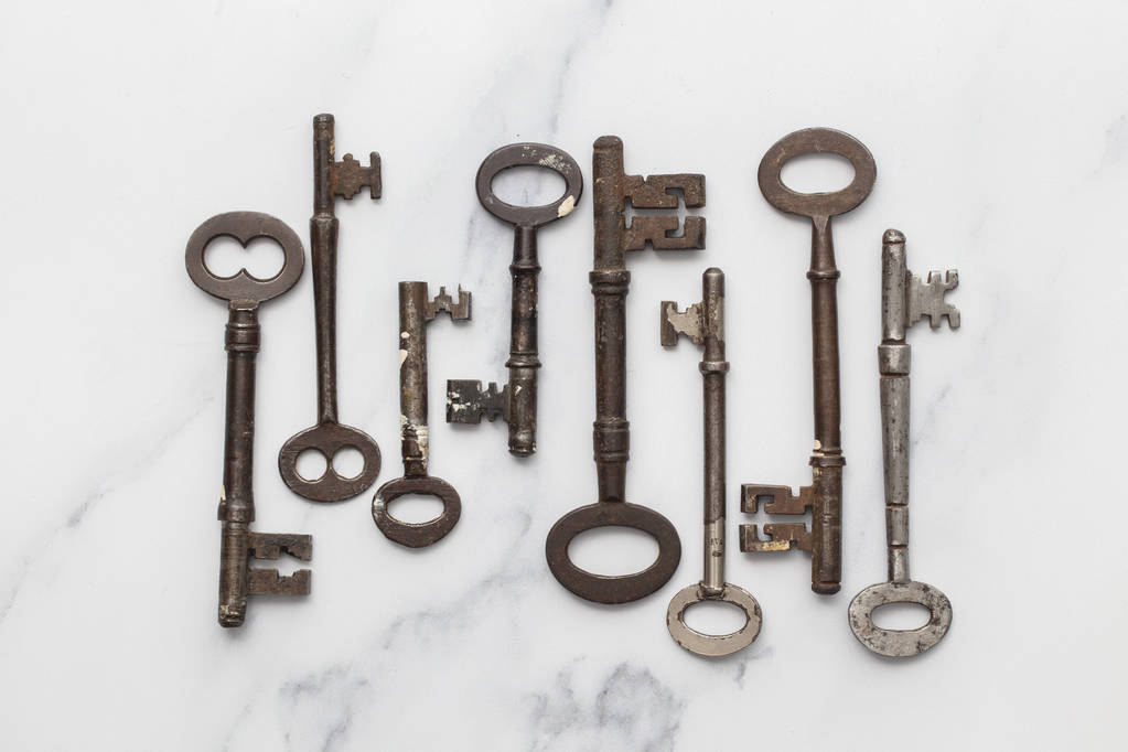Vintage old fashioned chaves em um fundo de mármore
 - Foto, Imagem
