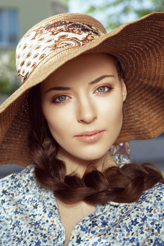 Close-up πορτρέτο της γυναίκα με καπέλο - Φωτογραφία, εικόνα