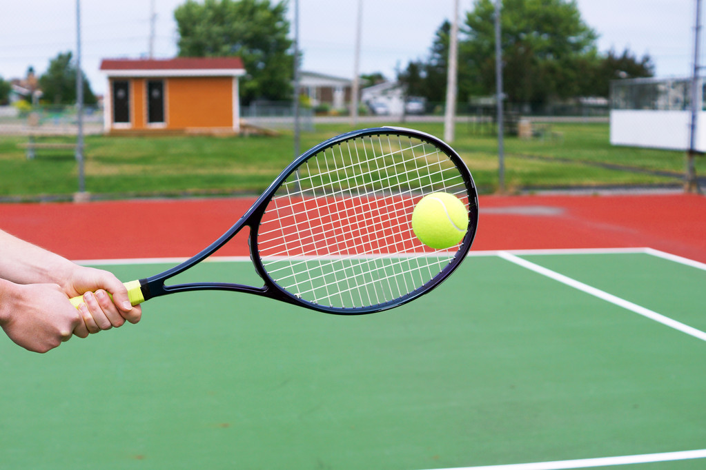 Стрибаючи ззаду в теніс
 - Фото, зображення