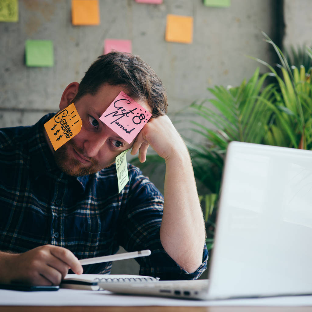 Hombre estresado con mensaje en notas adhesivas sobre su cara en offic
 - Foto, imagen