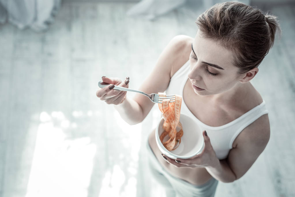 Крупный план серьезной девушки, которая собирается съесть
 - Фото, изображение