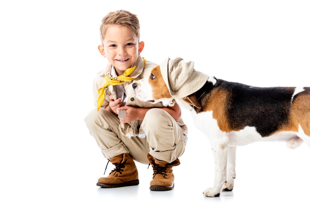 白い帽子をかぶった笑顔の探検家の子供とかわいいビーグル犬 - 写真・画像