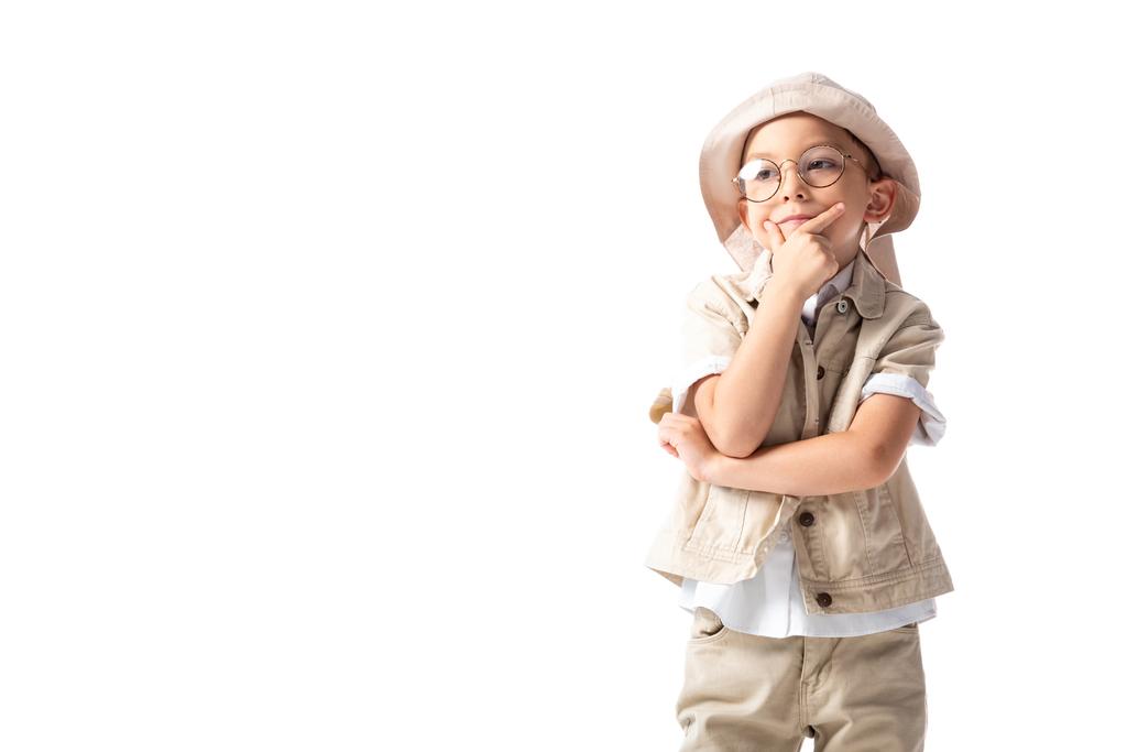 пустотливий хлопчик-дослідник в окулярах і капелюсі торкається підборіддя і дивиться ізольовано на білому
 - Фото, зображення