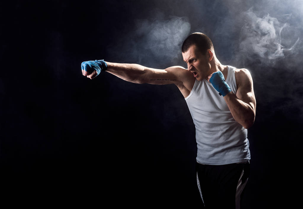 Mutlu Kazanan Karışık Martial Arts Fighter Duman Punching - Fotoğraf, Görsel