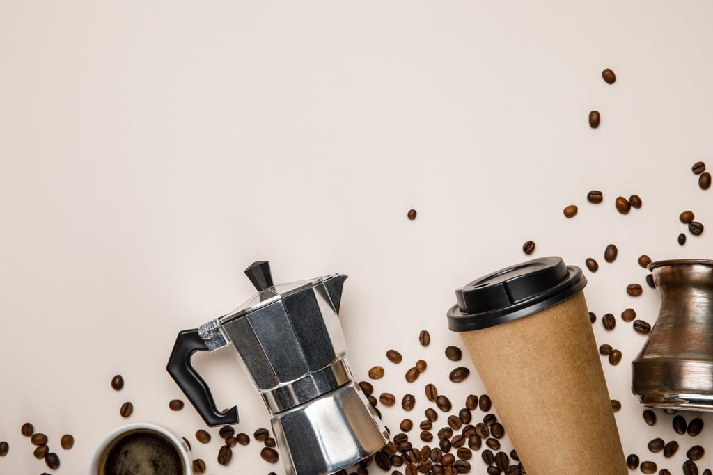 cezve, kávéskanna, papírpohár és kávékivonat bézs háttérrel - Fotó, kép