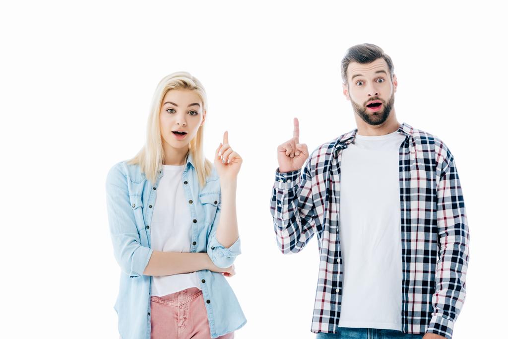 schockiertes Mädchen und Mann zeigen mit erhobenen Fingern isoliert auf Weiß - Foto, Bild