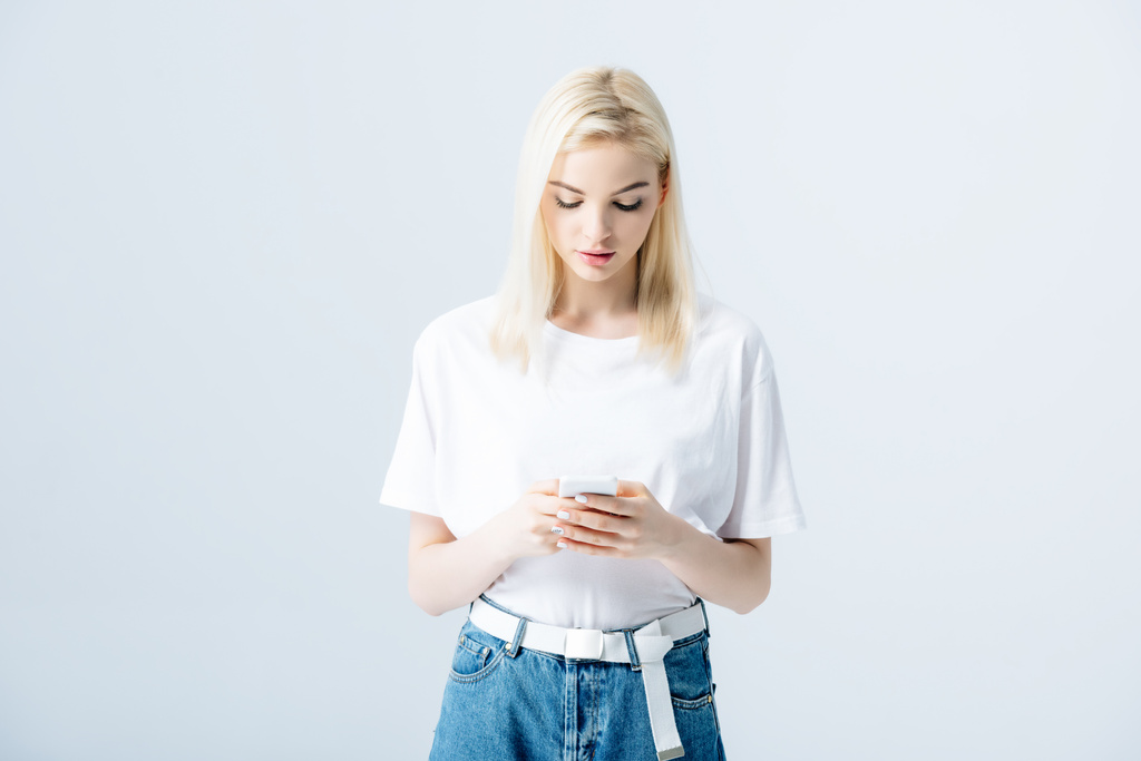 красивая блондинка с помощью смартфона изолированы на серый
 - Фото, изображение