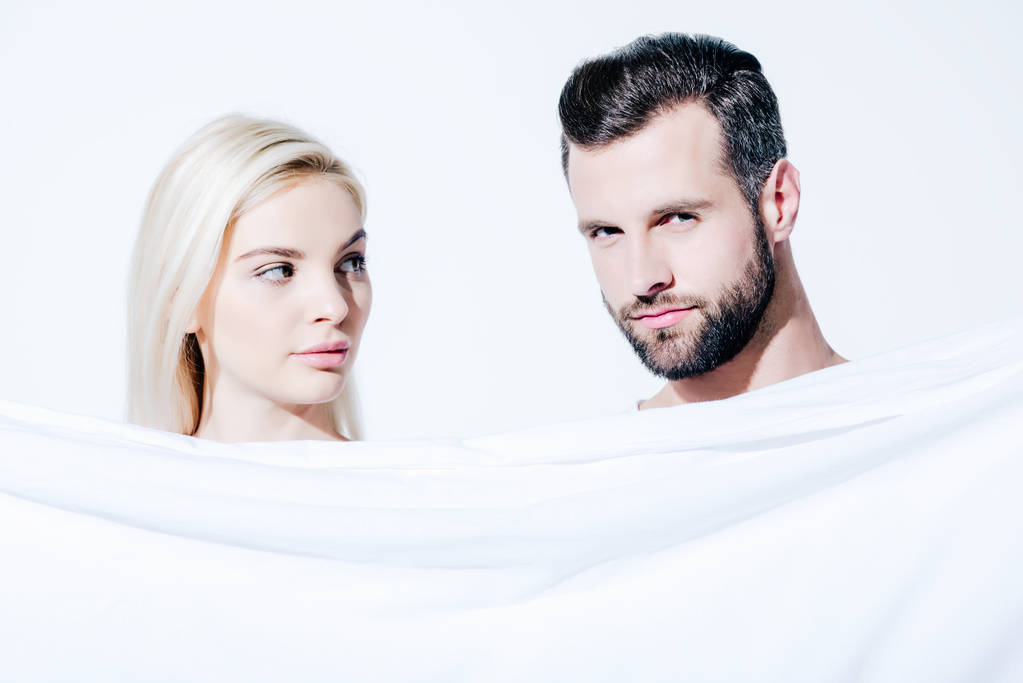 девушка и красивый парень, держащий одеяло изолированы на белом
 - Фото, изображение