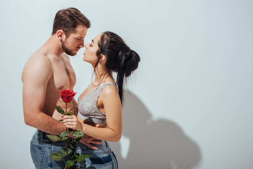 pohled na nahého muže a dívku, kteří se snaží políbit a přitom se navzájem objímat  - Fotografie, Obrázek