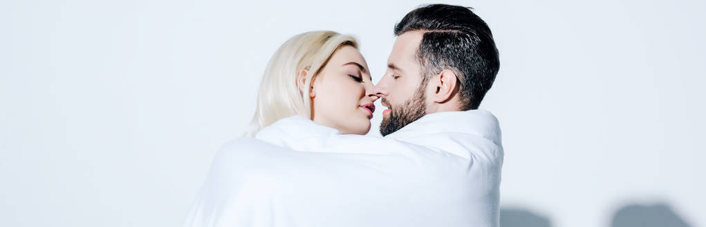 beyaz öpüşme için hazır battaniye kaplı kız arkadaşı ve erkek arkadaşı panoramik çekim - Fotoğraf, Görsel