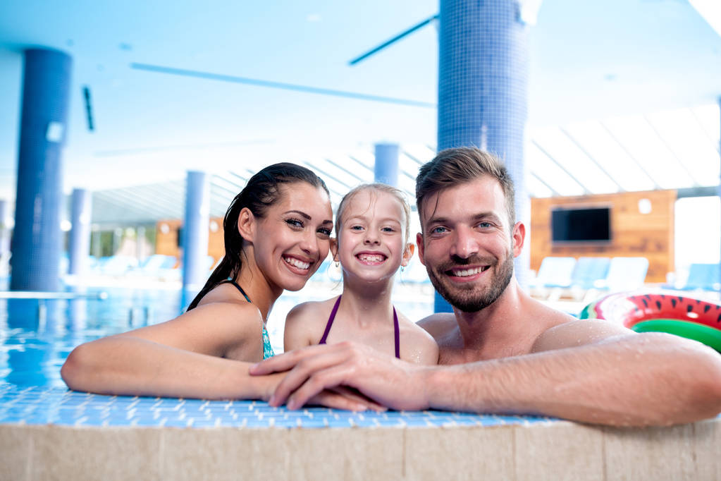 Onnellinen perhe uima-altaan äärellä
  - Valokuva, kuva
