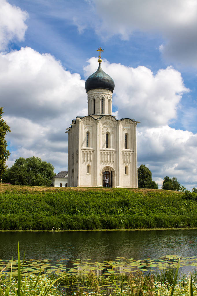 Igreja de pedra branca da Intercessão no Nerl com reflexão no dia de verão de água a Rússia
 - Foto, Imagem