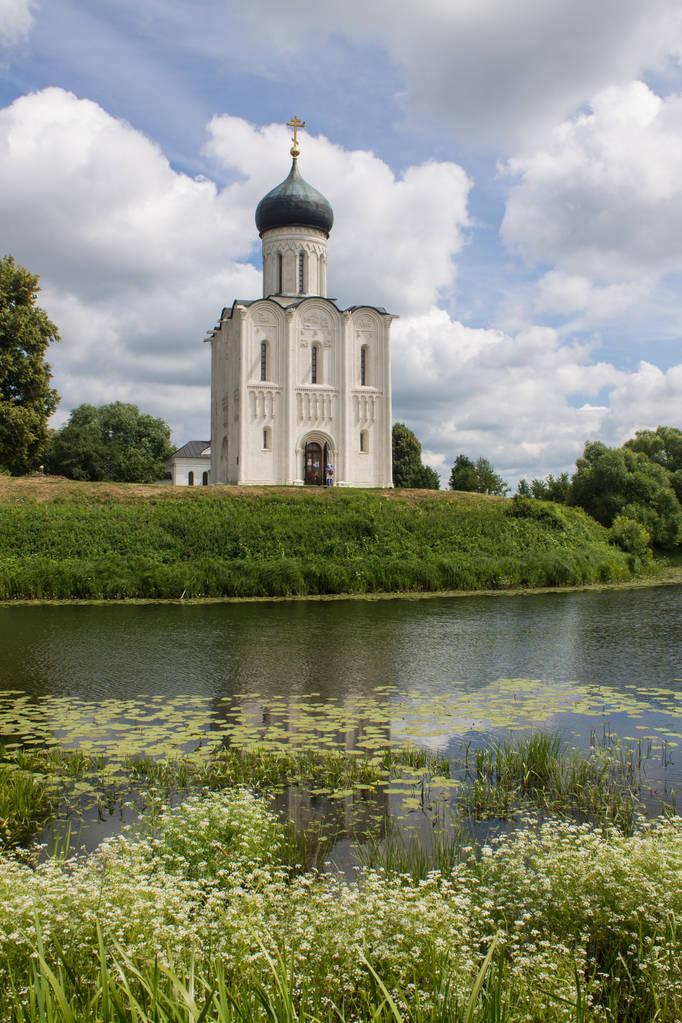 Valkoinen kivi kirkko esirukous Nörtti heijastus veden kesäpäivänä Venäjä
 - Valokuva, kuva