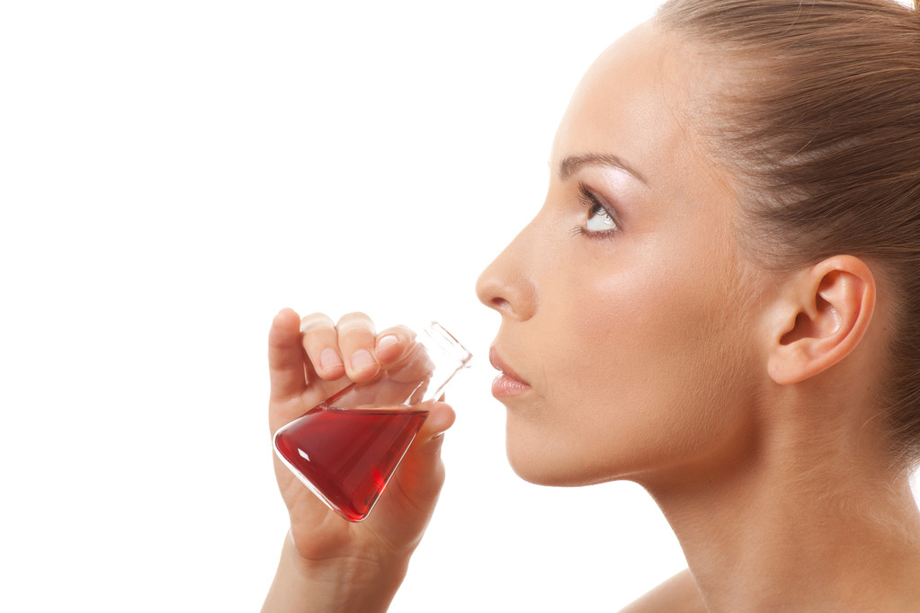 žena pít červené tekutiny - Fotografie, Obrázek