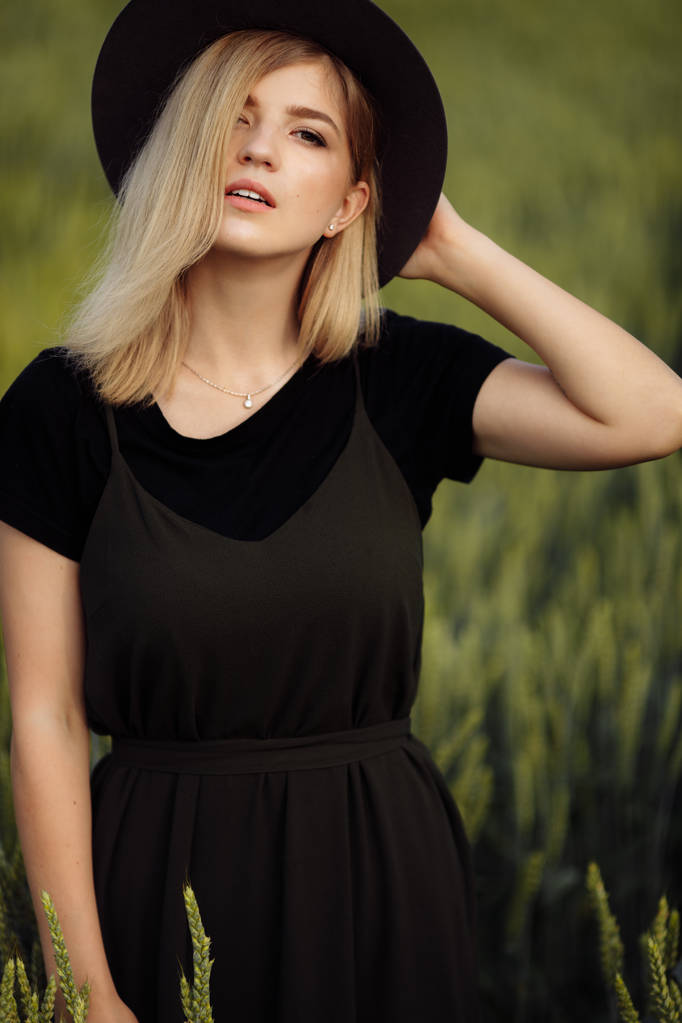 piękna młoda kobieta w polu pszenicy  - Zdjęcie, obraz