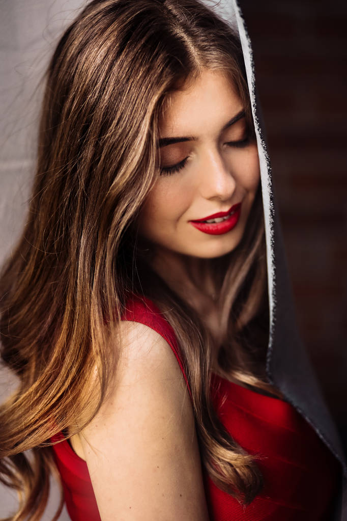 schöne junge Frau in rotem Kleid posiert  - Foto, Bild