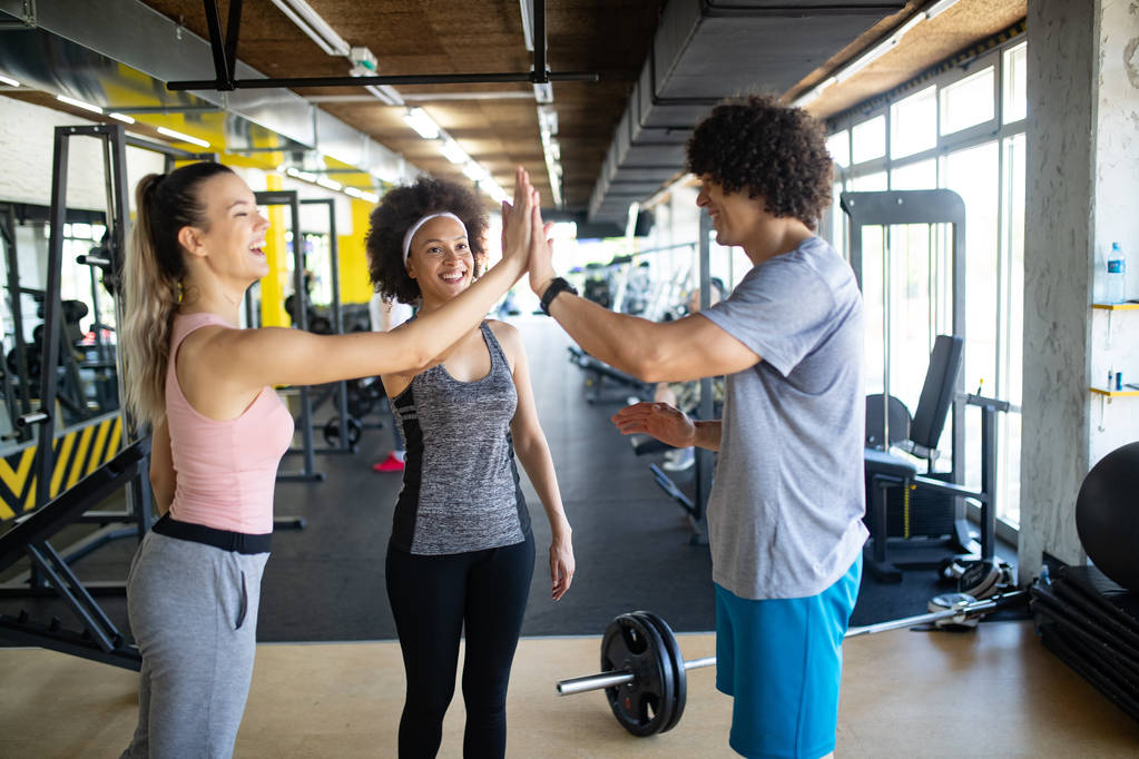 Gruppe junger fitter Menschen macht Übungen im Fitnessstudio - Foto, Bild
