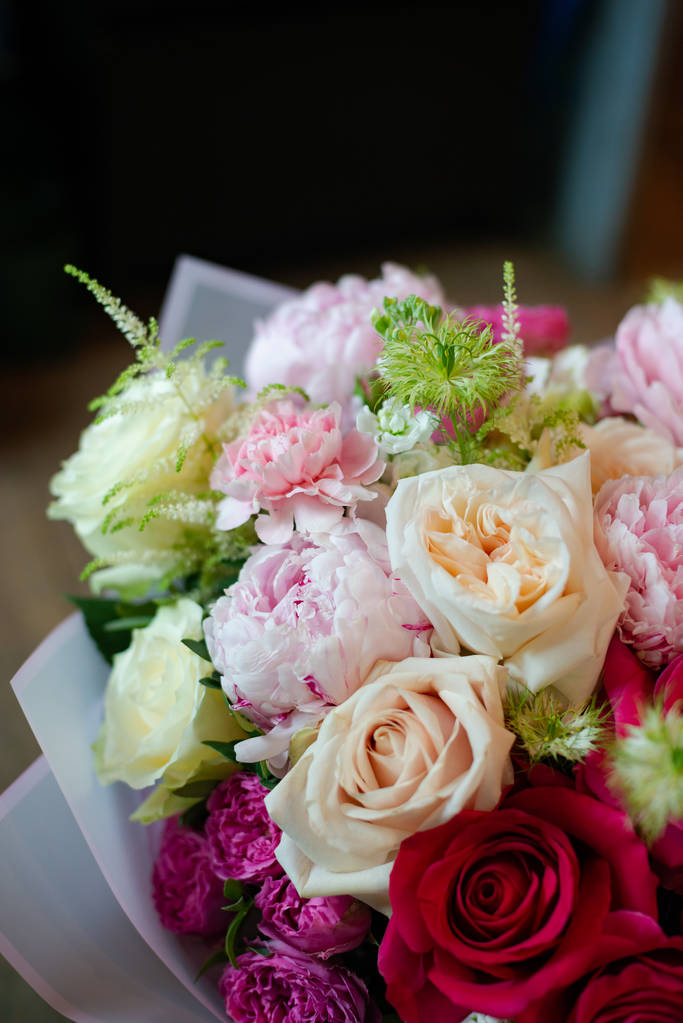 las flores más bellas, magníficos ramos de flores en la pierna en el interior del restaurante para una tienda de floristería festiva o salón de bodas para la novia o el novio, un ramo de novia, butanerka
 - Foto, imagen