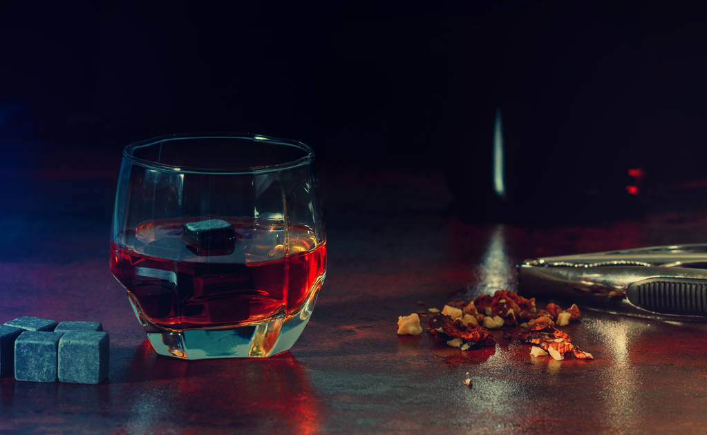 Ένα ποτήρι ώριμο ουίσκι βύνης με ψυχρό κύβο - Φωτογραφία, εικόνα