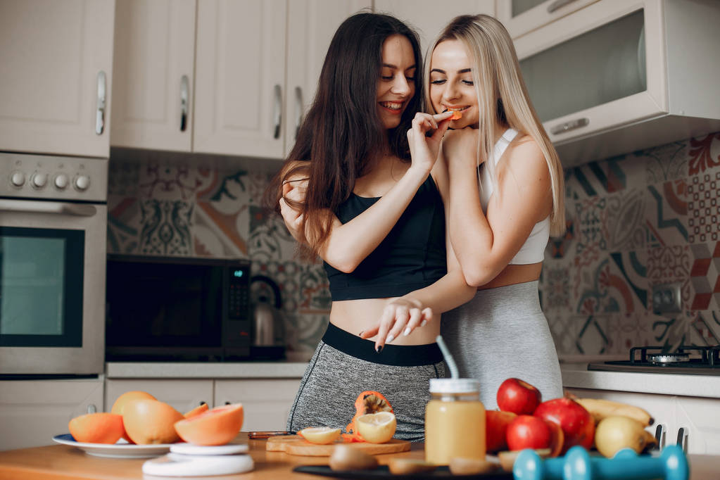 Спортивные девушки на кухне с фруктами
 - Фото, изображение