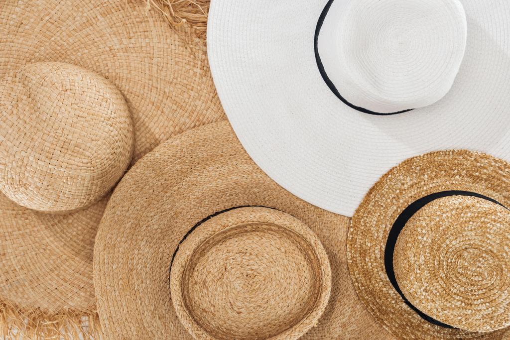 pilha de verão bege e branco chapéus de palha
 - Foto, Imagem