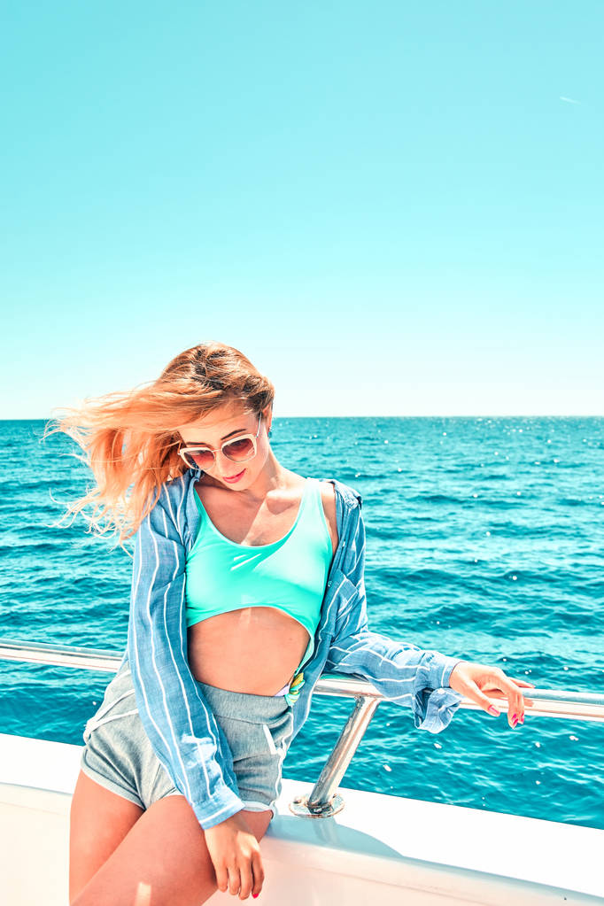 Cruzeiro mulher de férias de navio desfrutando de férias de viagem no mar. Livre
 - Foto, Imagem