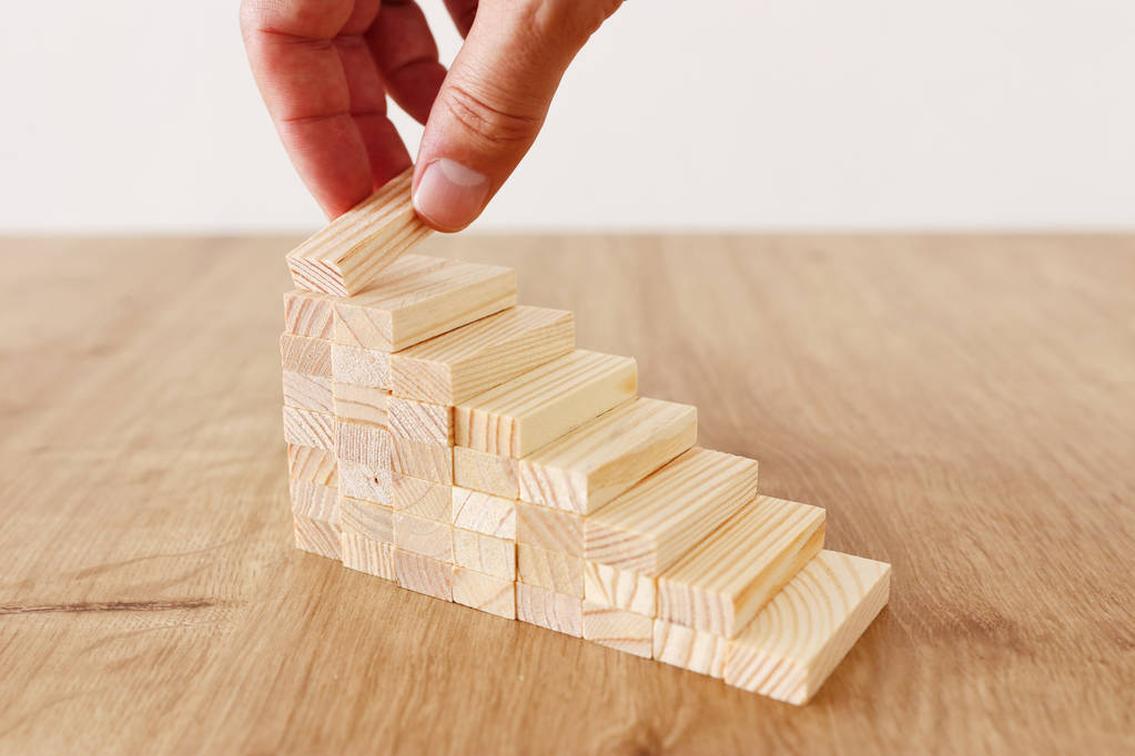Imagem de negócio de organizar blocos de madeira empilhamento como degraus escadas. Conceito de sucesso e desenvolvimento - Foto, Imagem