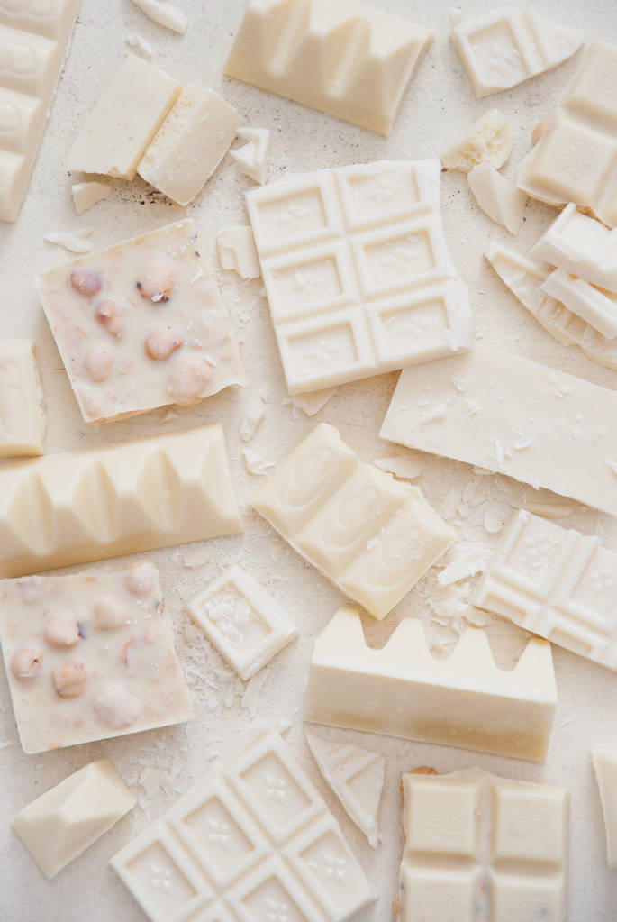Różnorodność białej czekolady na jasnym tle - Zdjęcie, obraz