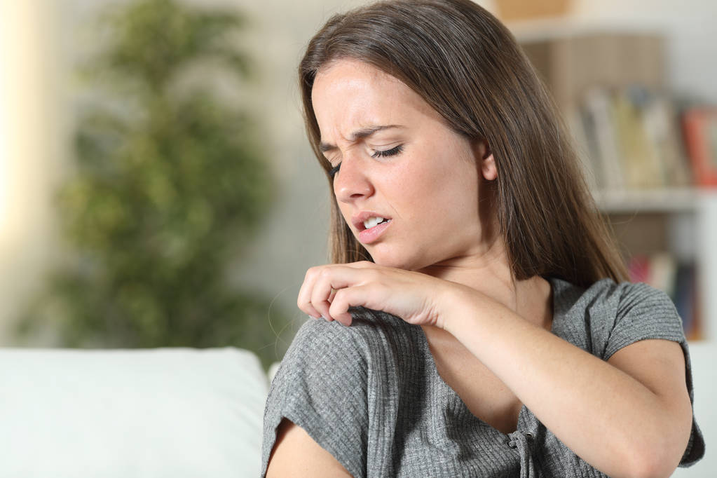 Woman suffering itching scratching shoulder - Photo, Image