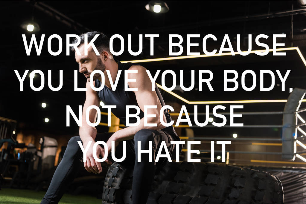 lage hoek weergave van atletische man zittend op autoband in de sportschool met work out omdat je van je lichaam houdt, niet omdat je haat het illustratie - Foto, afbeelding