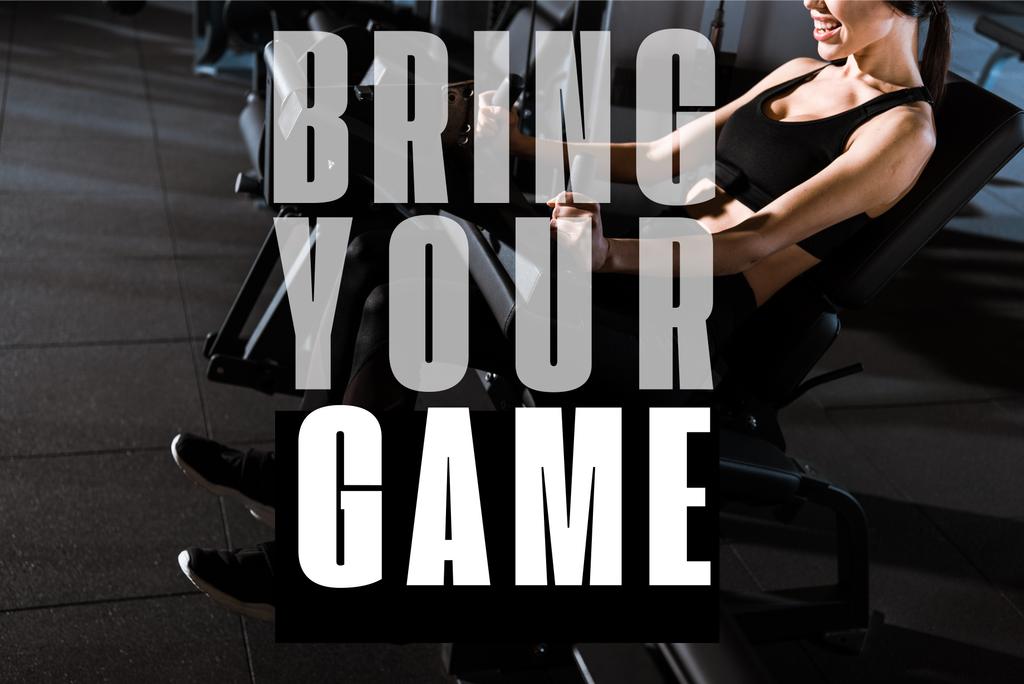 vista recortada de la mujer atlética haciendo ejercicio en el aparato de entrenamiento en el gimnasio con llevar su ilustración juego
 - Foto, imagen