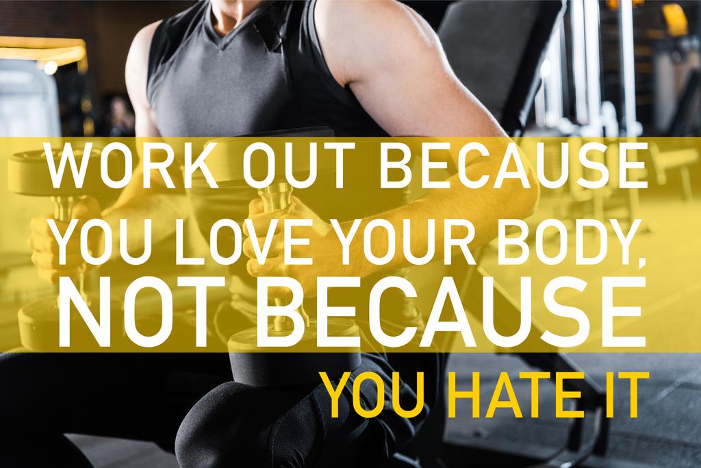vista recortada del hombre atlético haciendo ejercicio con pesas en el gimnasio con ejercicio porque amas tu cuerpo, no porque lo odies ilustración
 - Foto, imagen