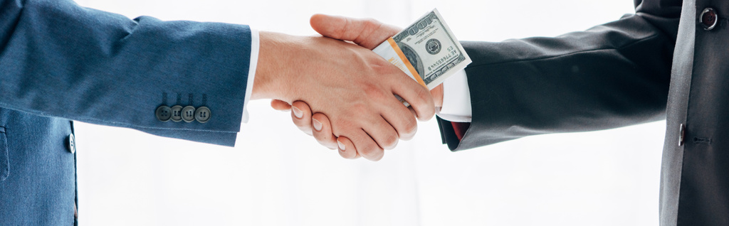 панорамний знімок людини, що дає хабар бізнес-партнеру і трясе руками ізольовані на білому
  - Фото, зображення