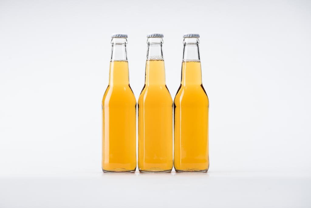 Tre bottiglie di birra su sfondo bianco
 - Foto, immagini