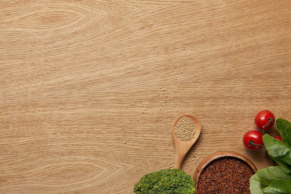 vista superior de quinoa branca e vermelha em tigela de madeira e colher perto de legumes
 - Foto, Imagem