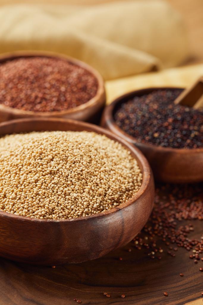foyer sélectif de quinoa blanc, noir et rouge dans des bols en bois
 - Photo, image
