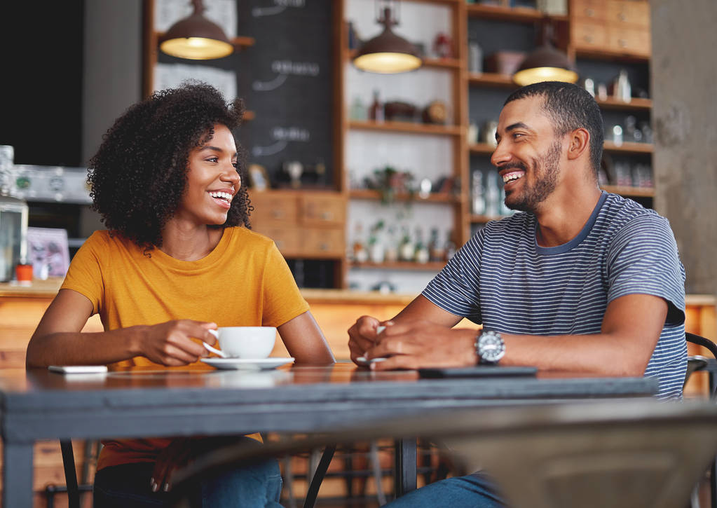 glückliches junges Paar von Freunden sitzt im Café - Foto, Bild