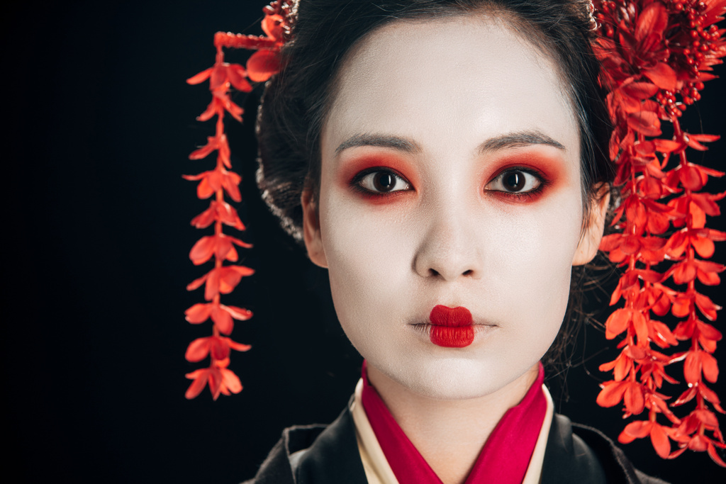 retrato de hermosa geisha en kimono negro y rojo y flores en pelo aislado en negro con espacio de copia
 - Foto, imagen