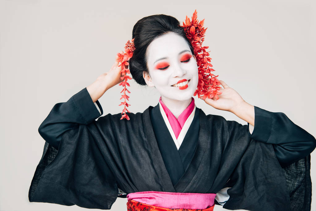 siyah kimono güzel geyşa beyaz izole gülümseyen - Fotoğraf, Görsel